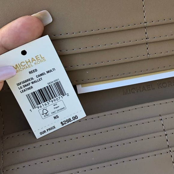 New Michael Kors Reed Wallet - Picture 4 of 4